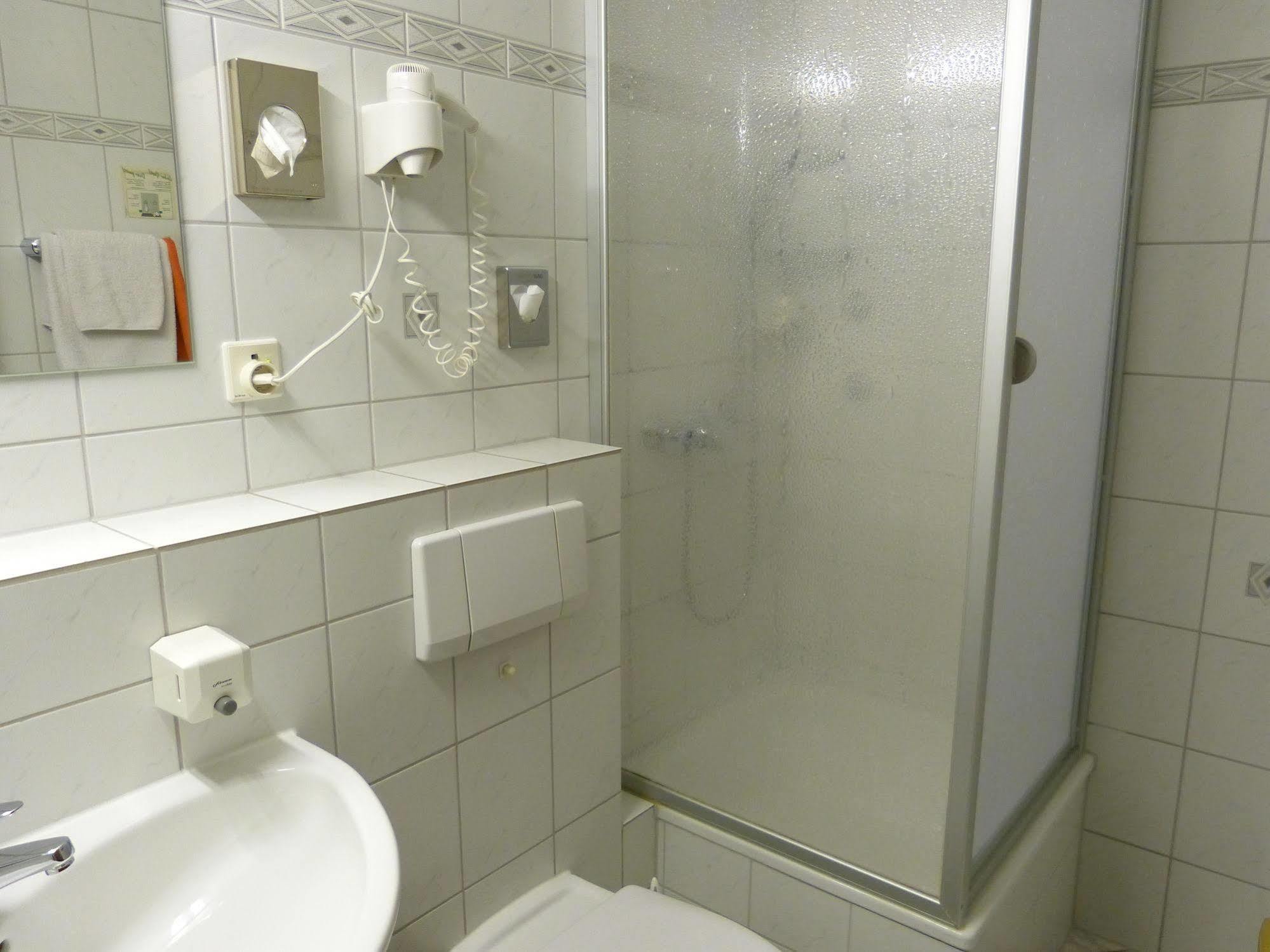 Hotel Wurms Dusseldorf Bagian luar foto