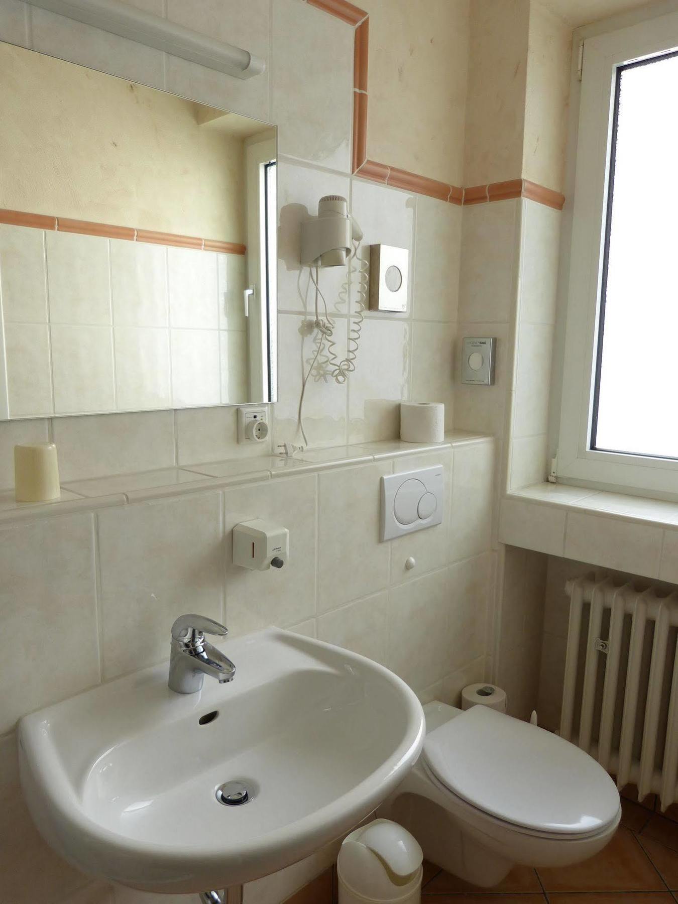 Hotel Wurms Dusseldorf Bagian luar foto
