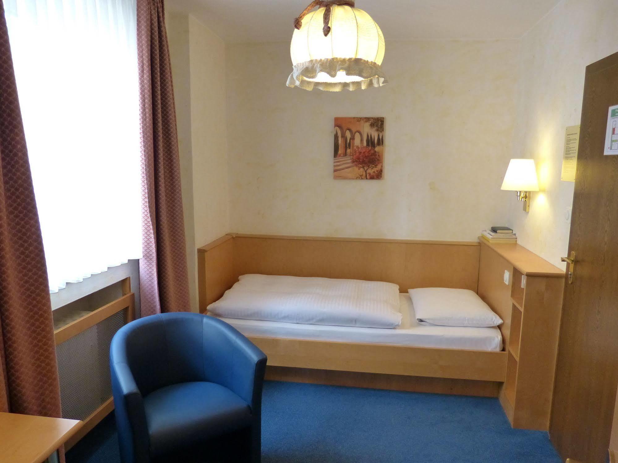 Hotel Wurms Dusseldorf Bagian luar foto