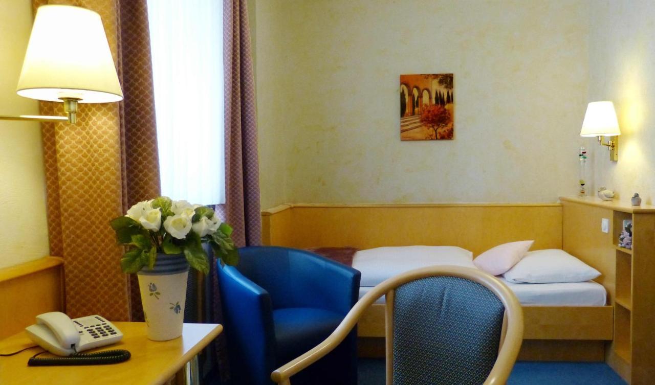 Hotel Wurms Dusseldorf Bagian luar foto